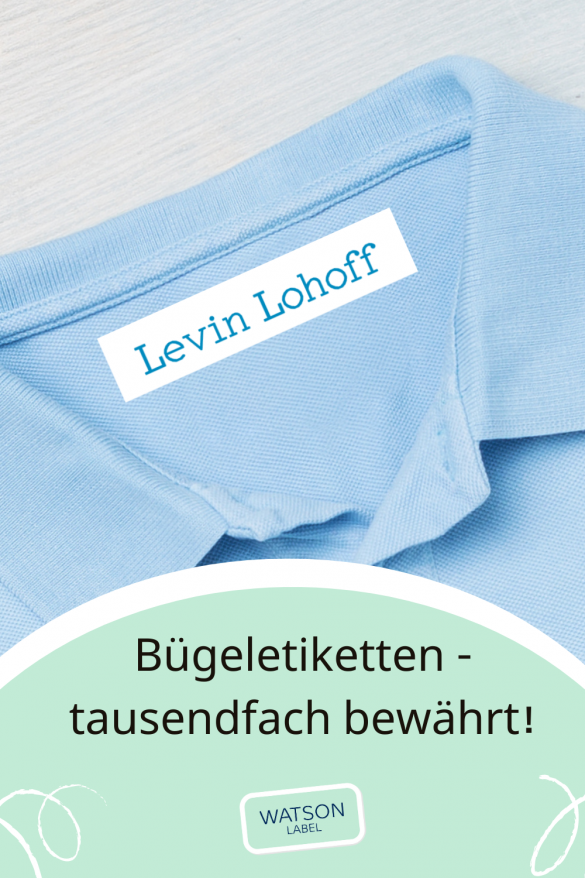 bügeletiketten 50 x 10 m m mit einfarbig blauem Druck auf weissem Untergrund. Diese sind auf der Innenseite im Kragenbereich aufgebügelt