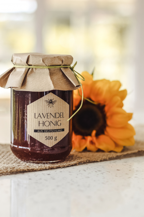 braune Kraft Etiketten fuer Honigglaeser und Bienenprodukte