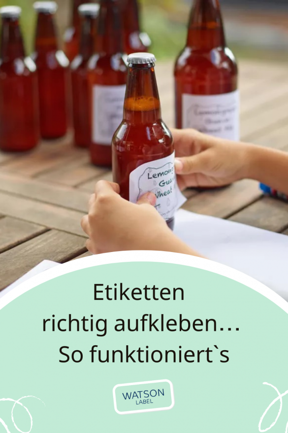 Um Etiketten richtig aufkleben zu koennen, ist einiges zu beachten. Im Bild wird ein Etikett gerade und blasenfrei von Hand auf eine Bierflasche aufegeklebt