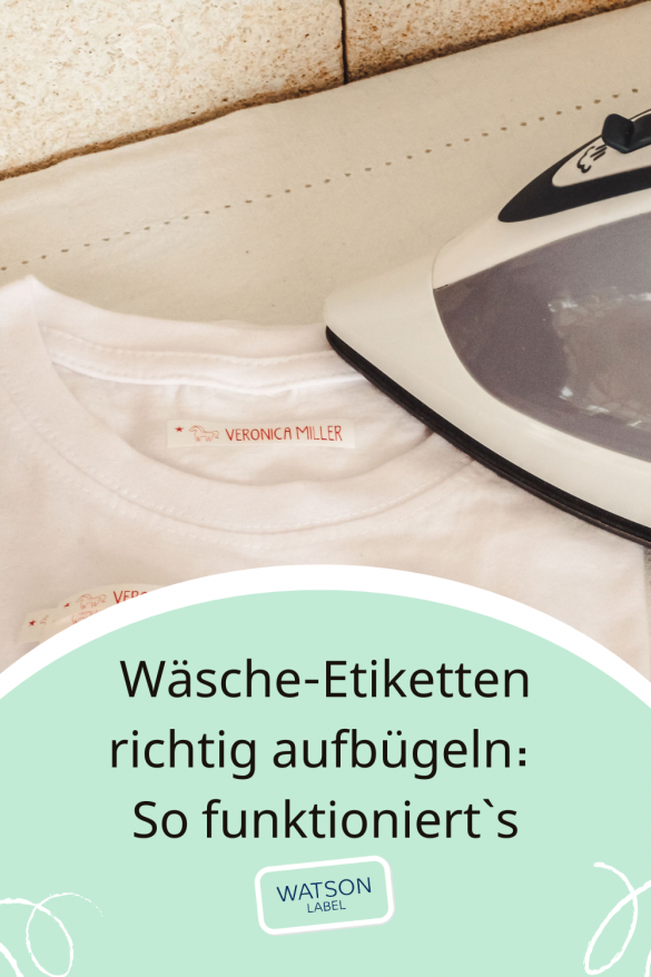 Waesche Etiketten richtig aufbuegeln ist eine Anleitung fuer Buegeletiketten. Das Foto zeigt ein weisses T-shirt. auf der Innenseite ist ein weisses Buegeletikett mit rotem Namen im Format 50 x 10 mm zu sehen. Daneben ein Buegeleisen. Dieses wird auf der Temperatureinstellung Baumwolle zum Aufbuegeln benoetigt