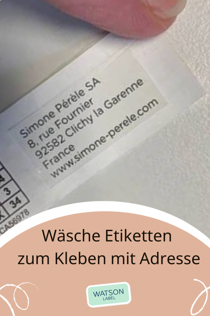 Wäscheetiketten zum Kleben im Format 25 x 12 mm mit vierzeiliger Adresse und Internet-Adresse. Der Druck ist einfarbig schwarz auf weißer Folie. Das Etikett klebt auf dem Wäscheschild in der Unterwäsche