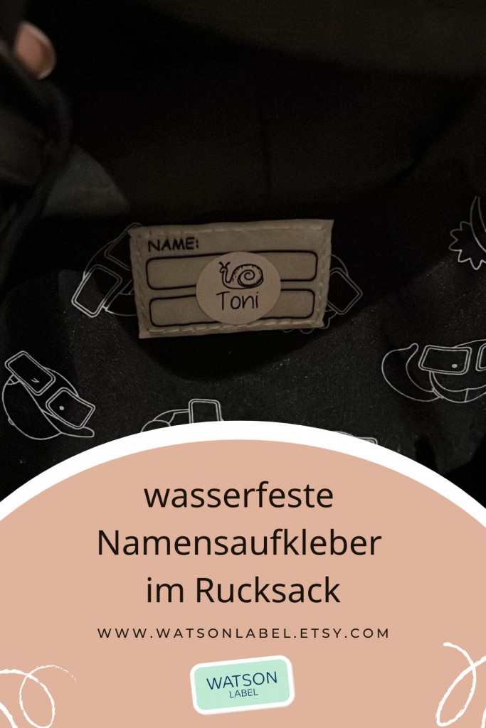 klieiner runder, weißer Namensaufkleber fuer den Kindergarten mit schwarzer Schrift mit Namen Schnecke Symbol. Der Aufkleber klebt auf dem Namensschild innen im KInder-Rucksack