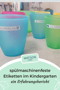 spülmaschinenfeste-Etiketten-im KIndergarten fuer-Trinkbecher-im-Kindergarten-von-watsonlabel. Die Becher sind aus Plastik, leicht durchsichtig, in den Farben pink, gelb, blau und grün mit jeweils einem Etikett im Format 48 x 8 mm auf der breitesten Stelle