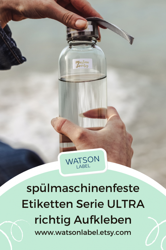 spuelmaschinenfeste Etiketten der Serie ULTRA im Format 25 x 12 mm mit Golddruck auf einer Trinkflasche aus Glas und Aludeckel in der Hand einer Frau. Im HIntergrund sieht man das Meer