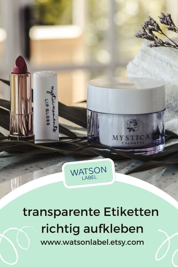 transparente Etiketten 50 x 25 mm mit schwarzem Druck auf einem Creme-Tiegel 50 ml für selbstgemachte Kosmetik. Daneben steht ein Lippenstift mit Lippenstifthülse. Die weiße Hülse ist mit einem durchsichtigen Etikett im Format 50 x 15 mm beklebt. Der Druck ist verspielt und gut lesbar.