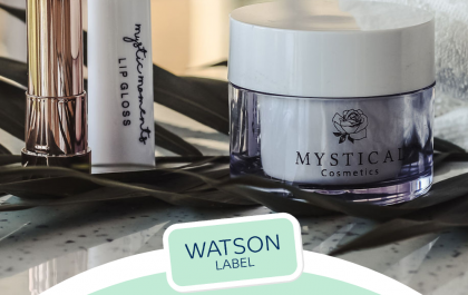 transparente Etiketten 50 x 25 mm mit schwarzem Druck auf einem Creme-Tiegel 50 ml für selbstgemachte Kosmetik. Daneben steht ein Lippenstift mit Lippenstifthülse. Die weiße Hülse ist mit einem durchsichtigen Etikett im Format 50 x 15 mm beklebt. Der Druck ist verspielt und gut lesbar.