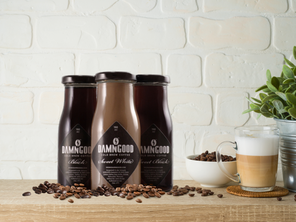 spülmaschinenfeste Etiketten für Cold Brew Kaffee in Flaschen. Die Etiketten sind quadratisch im Format 50 x 50 mm und kleben in Diamantform auf der 250 ml Saftflasche bzw. Milchflasche